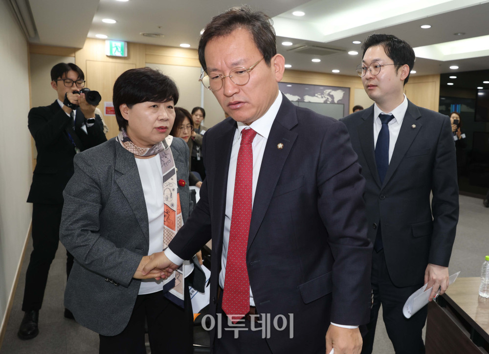 ▲국회 윤석열 정권 정치검찰 조작기소 의혹 진상규명을 위한 국정조사 특별위원회가 9일 서울중앙지검에 대한 현장조사에 나섰다. 서영교(왼쪽부터) 국조특위 위원장, 김형동 국민의힘 의원, 김동아 더불어민주당 의원이 현장조사를 위해 이동하고 있다. 국회사진기자단