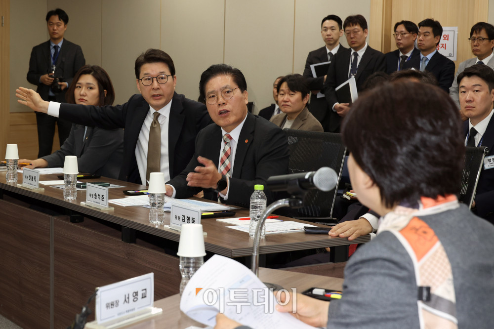 ▲국회 윤석열 정권 정치검찰 조작기소 의혹 진상규명을 위한 국정조사 특별위원회가 9일 서울중앙지검에 대한 현장조사에 나선 가운데 서영교 위원장과 신동욱, 송석준 위원이 설전을 벌이고 있다. 국회사진기자단