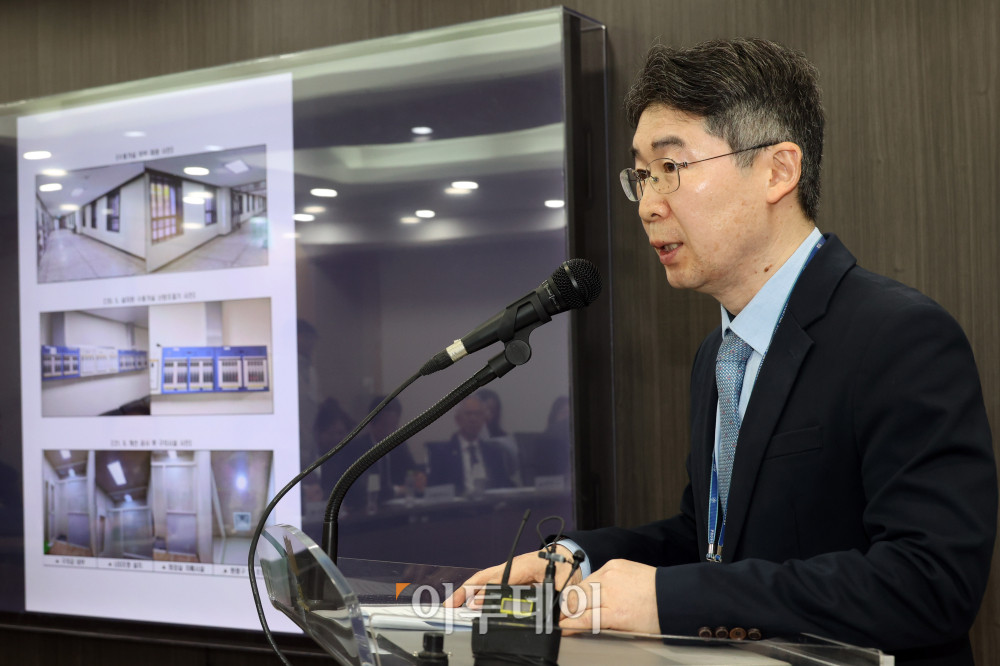 ▲국회 윤석열 정권 정치검찰 조작기소 의혹 진상규명을 위한 국정조사 특별위원회가 9일 서울중앙지검에 대한 현장조사에 나선 가운데 서울중앙지검 허성규 인권보호관으로부터 위원들에게 현황을 보고 하고 있다. 국회사진기자단