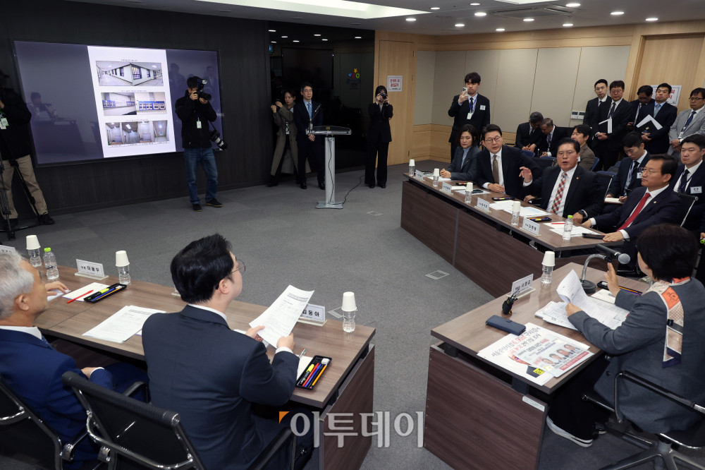 ▲국회 윤석열 정권 정치검찰 조작기소 의혹 진상규명을 위한 국정조사 특별위원회가 9일 서울중앙지검에 대한 현장조사에 나선 가운데 서영교 위원장과 신동욱, 송석준 위원이 설전을 벌이고 있다. 국회사진기자단
