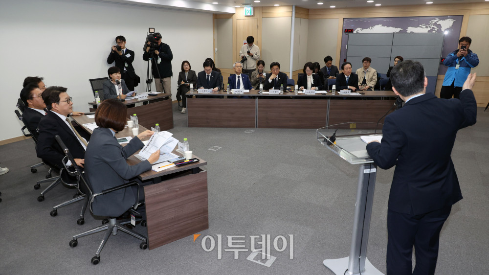 ▲국회 윤석열 정권 정치검찰 조작기소 의혹 진상규명을 위한 국정조사 특별위원회가 9일 서울중앙지검에 대한 현장조사에 나선 가운데 서영교 위원장이 현장조사에 앞서 서울중앙지검 허성규 인권보호관으로부터 현황을 보고 받고 있다.  국회사진기자단