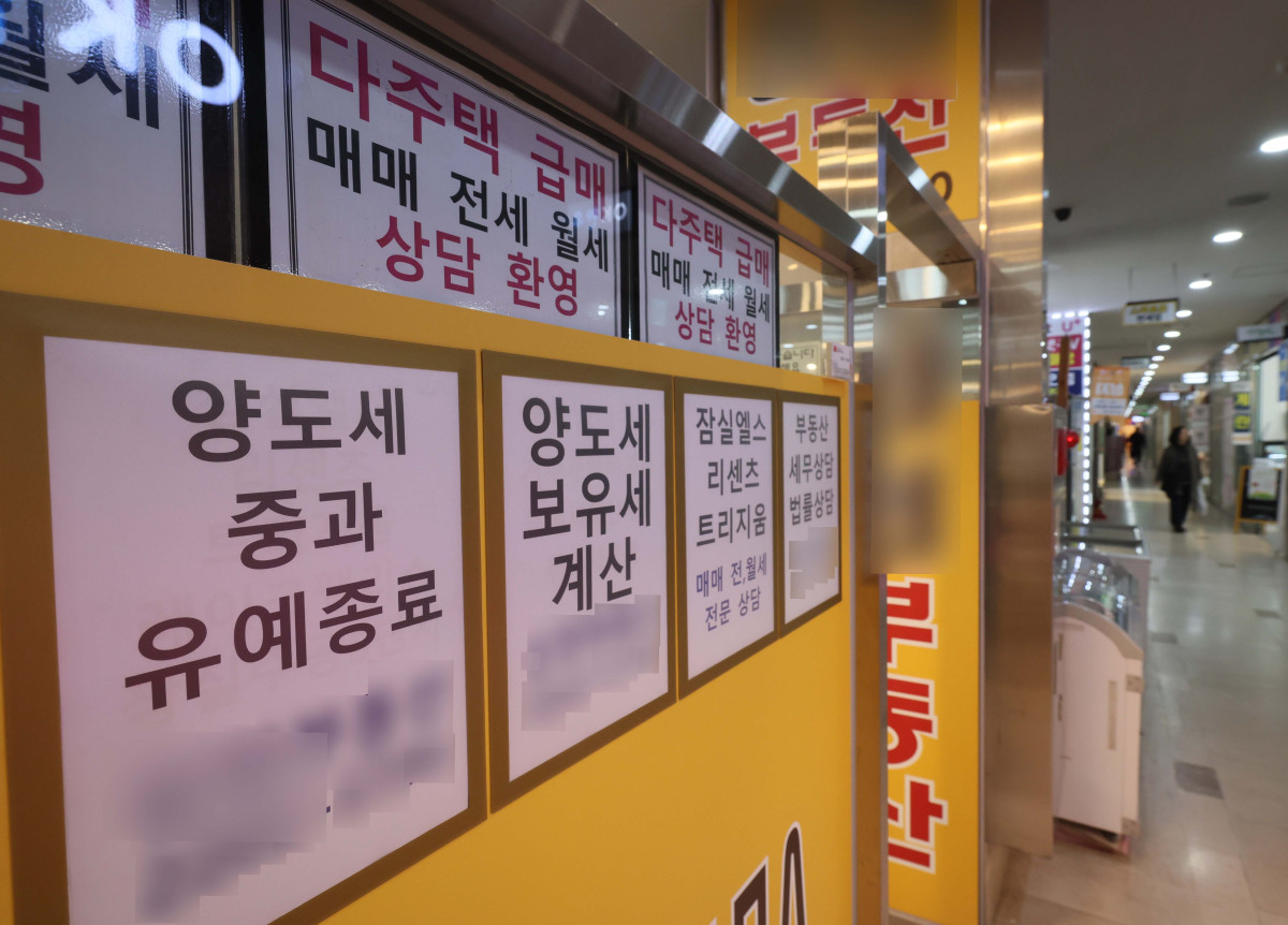 ▲다주택자 양도소득세 중과유예 제도 종료를 한달 앞둔 9일 서울의 한 공인중개사무소 앞에 매물이 게시돼 있다. 정부는 이날 관계부처 합동 보도자료를 통해 '다주택 양도소득세 중과유예 종료 보안방안'을 마련했다고 밝혔다. 중과유예 제도가 종료되는 내달 9일 당일까지 토지거래허가를 신청하면, 중과에서 배제된다. 이는 앞서 이재명 대통령의 지시에 따른 것이다. 이 대통령은 6일 국무회의에서 5월 9일까지 토지거래허가를 신청한 경우까지 혜택을 주는 방안을 제안했다. 신태현 기자 holjjak@