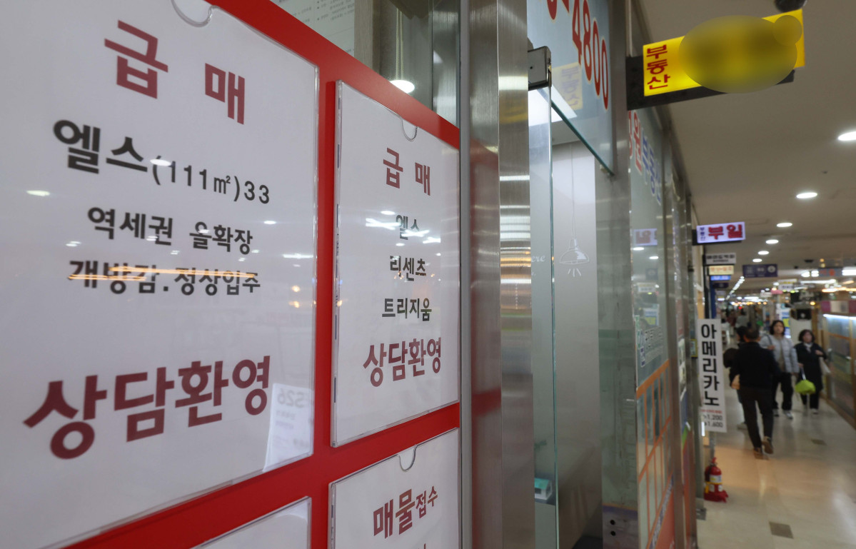 ▲다주택자 양도소득세 중과유예 제도 종료를 한달 앞둔 9일 서울의 한 공인중개사무소 앞에 매물이 게시돼 있다. 정부는 이날 관계부처 합동 보도자료를 통해 '다주택 양도소득세 중과유예 종료 보안방안'을 마련했다고 밝혔다. 중과유예 제도가 종료되는 내달 9일 당일까지 토지거래허가를 신청하면, 중과에서 배제된다. 이는 앞서 이재명 대통령의 지시에 따른 것이다. 이 대통령은 6일 국무회의에서 5월 9일까지 토지거래허가를 신청한 경우까지 혜택을 주는 방안을 제안했다. 신태현 기자 holjjak@
