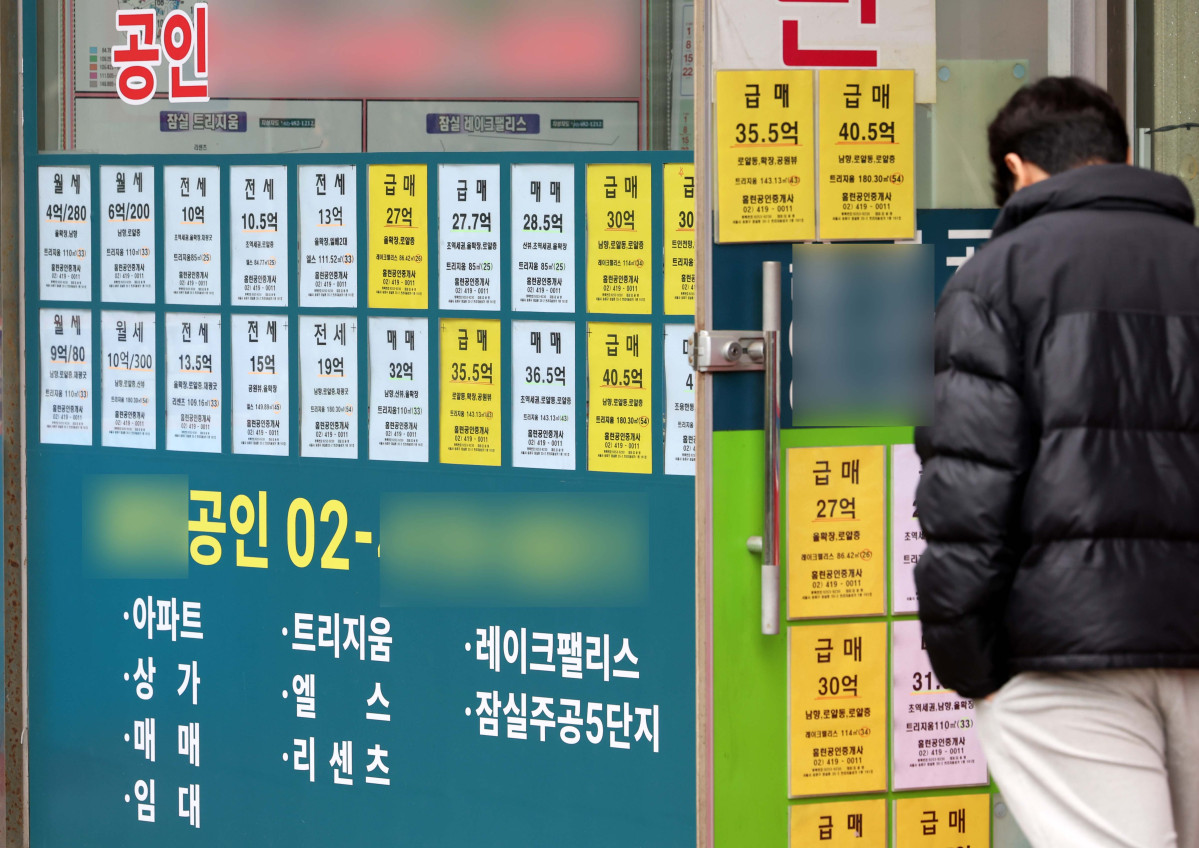 ▲다주택자 양도소득세 중과유예 제도 종료를 한달 앞둔 9일 서울의 한 공인중개사무소 앞에 매물이 게시돼 있다. 정부는 이날 관계부처 합동 보도자료를 통해 '다주택 양도소득세 중과유예 종료 보안방안'을 마련했다고 밝혔다. 중과유예 제도가 종료되는 내달 9일 당일까지 토지거래허가를 신청하면, 중과에서 배제된다. 이는 앞서 이재명 대통령의 지시에 따른 것이다. 이 대통령은 6일 국무회의에서 5월 9일까지 토지거래허가를 신청한 경우까지 혜택을 주는 방안을 제안했다. 신태현 기자 holjjak@