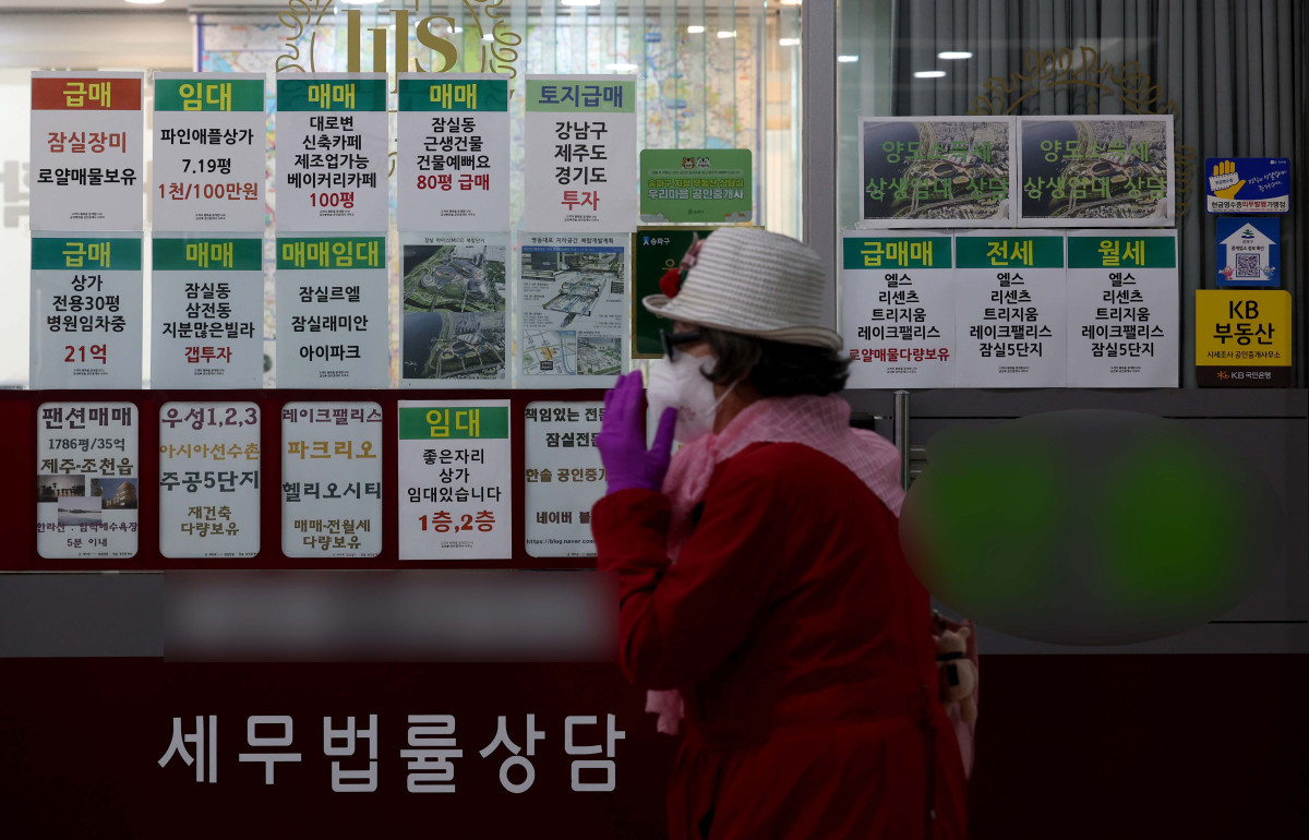 ▲다주택자 양도소득세 중과유예 제도 종료를 한달 앞둔 9일 서울의 한 공인중개사무소 앞에 매물이 게시돼 있다. 정부는 이날 관계부처 합동 보도자료를 통해 '다주택 양도소득세 중과유예 종료 보안방안'을 마련했다고 밝혔다. 중과유예 제도가 종료되는 내달 9일 당일까지 토지거래허가를 신청하면, 중과에서 배제된다. 이는 앞서 이재명 대통령의 지시에 따른 것이다. 이 대통령은 6일 국무회의에서 5월 9일까지 토지거래허가를 신청한 경우까지 혜택을 주는 방안을 제안했다. 신태현 기자 holjjak@
