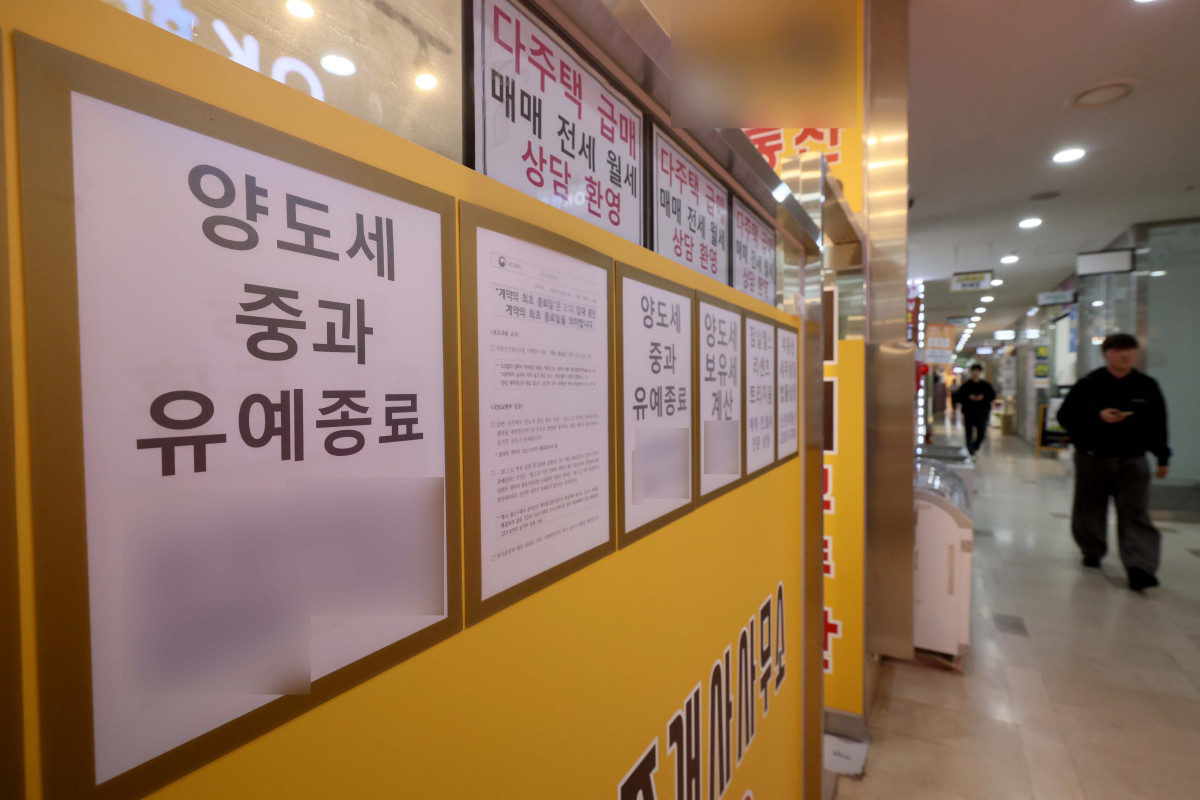 ▲다주택자 양도소득세 중과유예 제도 종료를 한달 앞둔 9일 서울의 한 공인중개사무소 앞에 매물이 게시돼 있다. 정부는 이날 관계부처 합동 보도자료를 통해 '다주택 양도소득세 중과유예 종료 보안방안'을 마련했다고 밝혔다. 중과유예 제도가 종료되는 내달 9일 당일까지 토지거래허가를 신청하면, 중과에서 배제된다. 이는 앞서 이재명 대통령의 지시에 따른 것이다. 이 대통령은 6일 국무회의에서 5월 9일까지 토지거래허가를 신청한 경우까지 혜택을 주는 방안을 제안했다. 신태현 기자 holjjak@