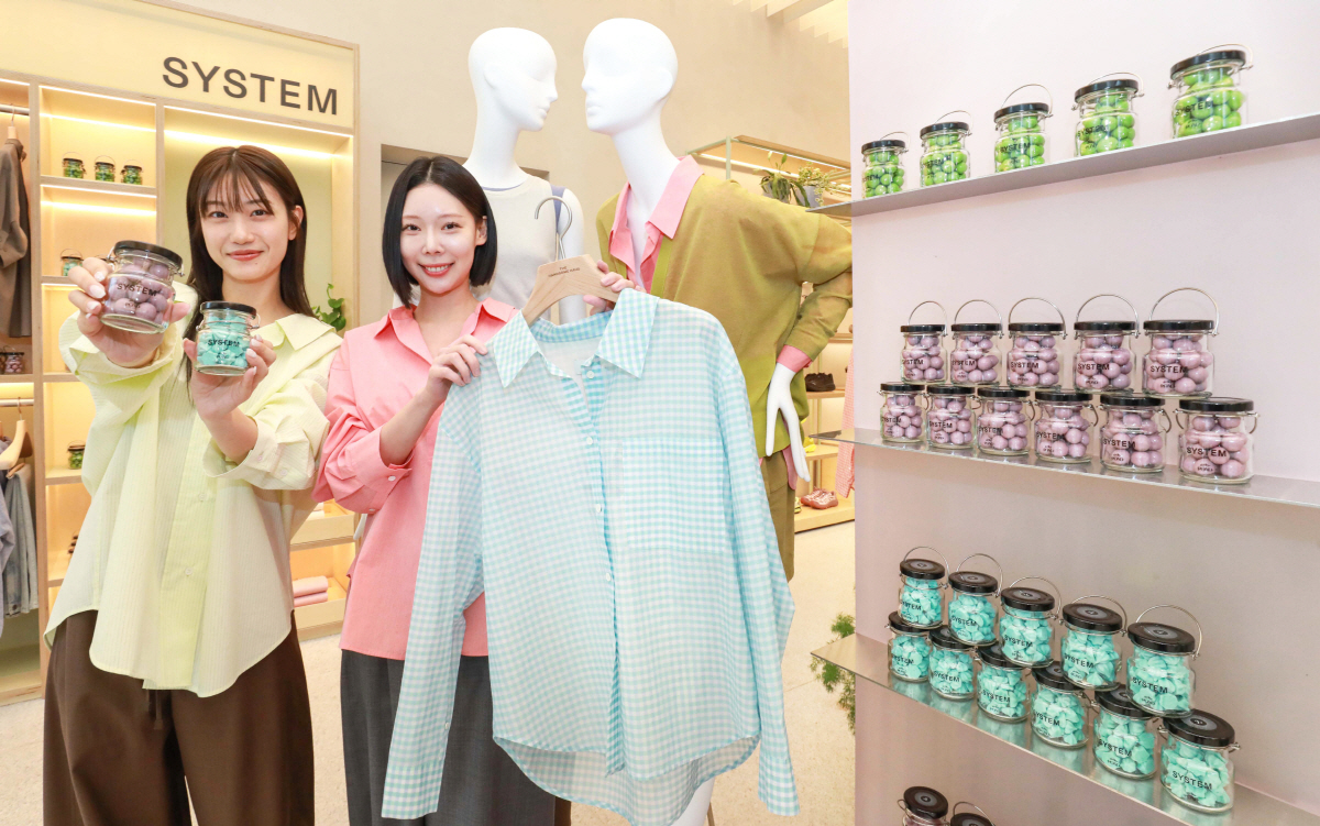 ▲서울시 강남구 대치동 ‘더한섬하우스 서울점’에서 직원들이 상품을 소개하고 있다. (사진제공 현대백화점그룹)