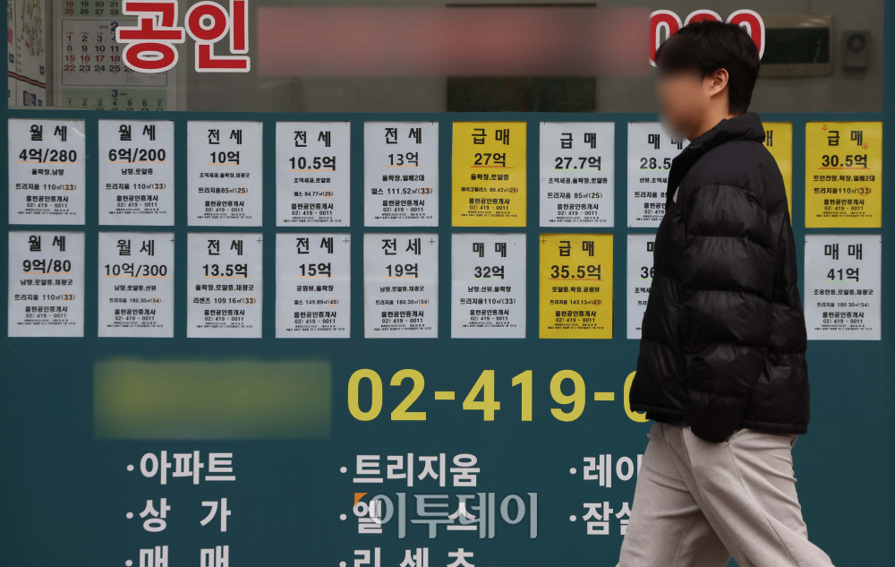 ▲9일 서울의 한 공인중개사무소에 매물정보가 붙어있다. 정부는 이날 관계부처 합동 보도자료를 통해 '다주택 양도소득세 중과유예 종료 보완방안'을 마련했다고 밝혔다. 다주택자가 보유한 조정대상지역 주택의 양도소득세 중과유예는 기존 계획대로 2026년 5월9일 종료하되, 해당일까지 토지거래허가를 신청하면 중과 적용에서 제외하는 내용이다. 김예연 인턴기자 kimye@