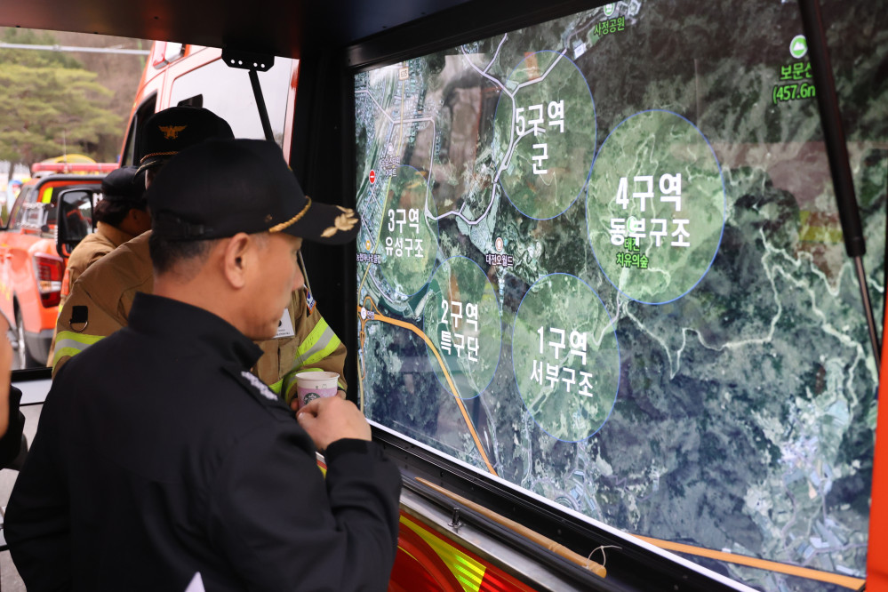 ▲대전 중구 사정동 오월드에서 늑대 1마리가 탈출한 지 이틀째인 9일 오전 소방대원들이 오월드에서 수색 관련 회의를 하고 있다. (연합뉴스)