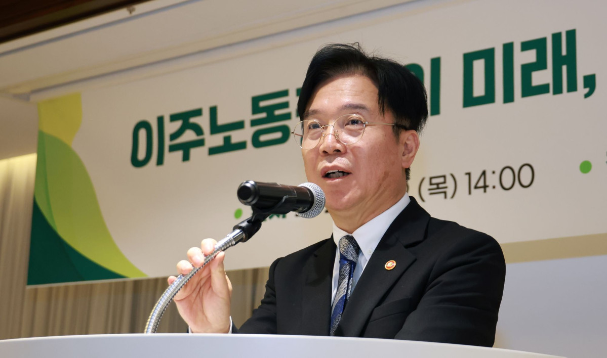 ▲김영훈 고용노동부 장관이 9일  9일 서울 중구 로얄호텔에서 열린 ‘이주노동정책의 미래, 통합적 체류지원방안’ 2차 토론회에서 인사말을 하고 있다. (사진제공=고용노동부)