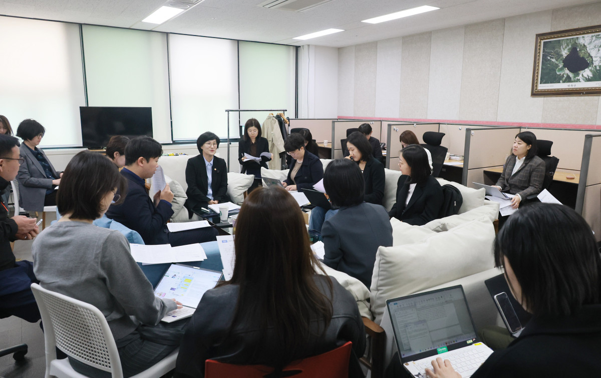 ▲원민경 성평등가족부 장관이 9일 서울 종로구 정부서울청사에서 열린 정례브리핑에서 촉법소년 연령 조정 관련 사회적 대회 협의체 논의 경과와 향후 일정에 대해 설명하고 있다. (사진=성평등가족부)