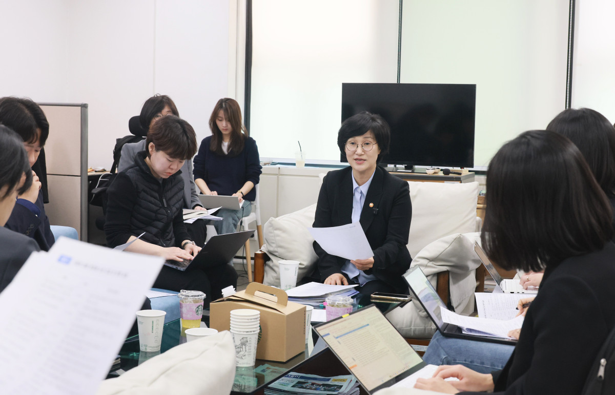 ▲원민경 성평등가족부 장관이 9일 서울 종로구 정부서울청사에서 열린 정례브리핑에서 촉법소년 연령 조정 관련 사회적 대회 협의체 논의 경과와 향후 일정에 대해 설명하고 있다. (사진=성평등가족부)