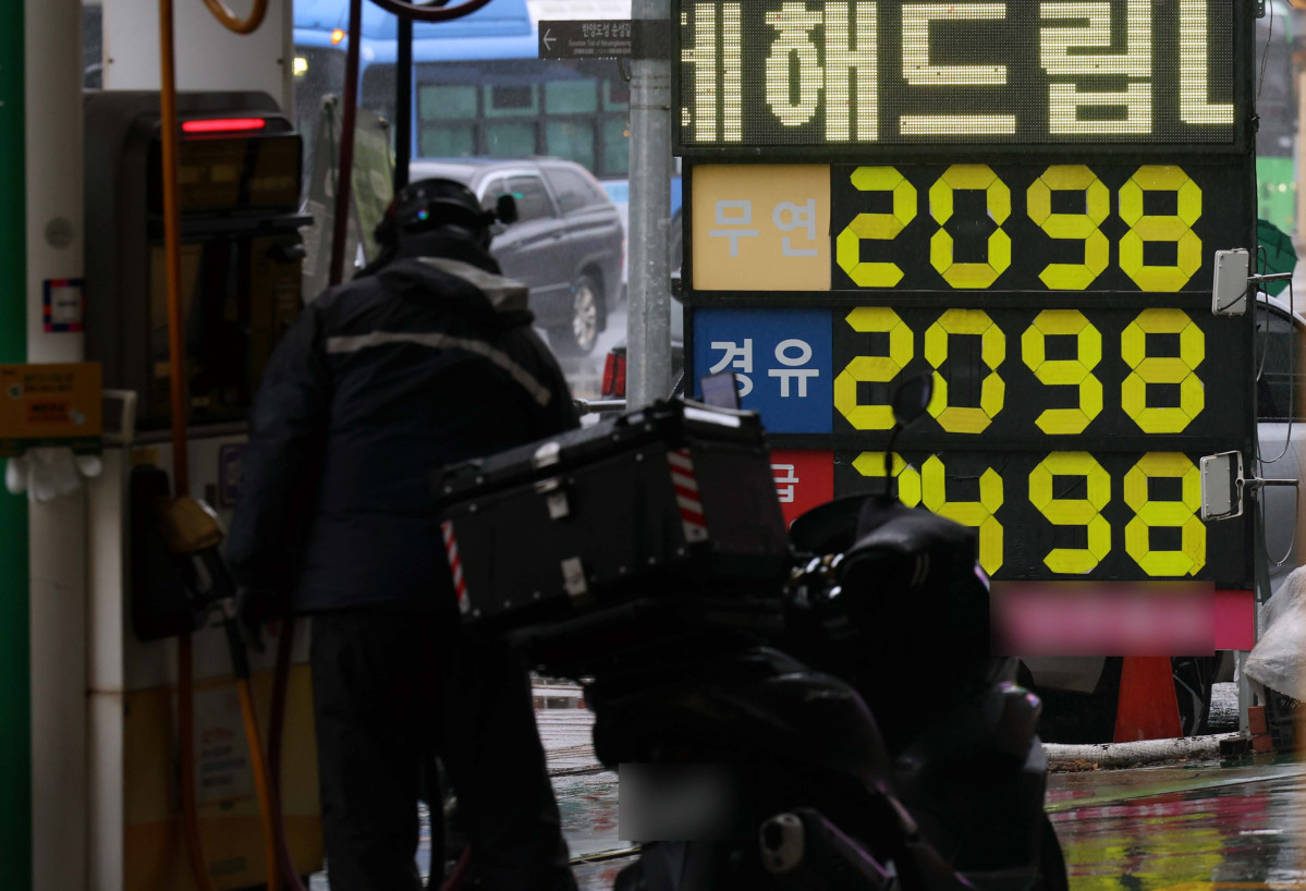 ▲휘발유에 이어 서울 주유소 평균 경유 가격이 3년 8개월만에 리터당 2000원을 돌파한 9일 서울의 한 주유소에 유가정보가 게시돼 있다. 한국석유공사 유가정보시스템 오피넷에 따르면 이날 오전 9시 30분 기준 서울 평균 휘발유 가격은 리터당 2017.75원으로 전일 대비 4.36원 올랐다. 전국 평균 휘발유 가격도 1981.78원으로 전일 대비 4.01원 상승했다. 같은 시각 서울 평균 경유 가격은 리터당 2000.22원으로 전일 대비 5.52원 상승했다. 전국 평균 경유 가격은 리터당 1973.93원으로 집계됐다. 정부는 이날 오후 7시 3차 석유 최고가격을 발표해 10일 0시부터 적용할 예정이다. 신태현 기자 holjjak@