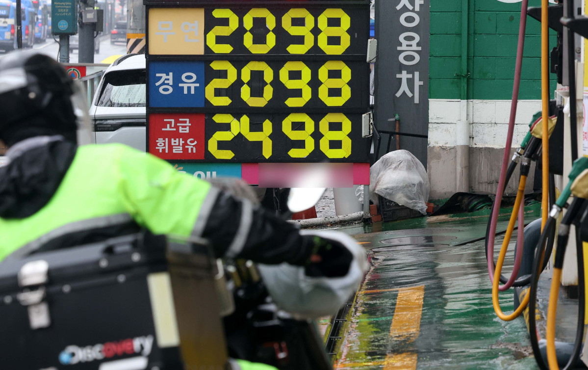 ▲휘발유에 이어 서울 주유소 평균 경유 가격이 3년 8개월만에 리터당 2000원을 돌파한 9일 서울의 한 주유소에 유가정보가 게시돼 있다. 한국석유공사 유가정보시스템 오피넷에 따르면 이날 오전 9시 30분 기준 서울 평균 휘발유 가격은 리터당 2017.75원으로 전일 대비 4.36원 올랐다. 전국 평균 휘발유 가격도 1981.78원으로 전일 대비 4.01원 상승했다. 같은 시각 서울 평균 경유 가격은 리터당 2000.22원으로 전일 대비 5.52원 상승했다. 전국 평균 경유 가격은 리터당 1973.93원으로 집계됐다. 정부는 이날 오후 7시 3차 석유 최고가격을 발표해 10일 0시부터 적용할 예정이다. 신태현 기자 holjjak@