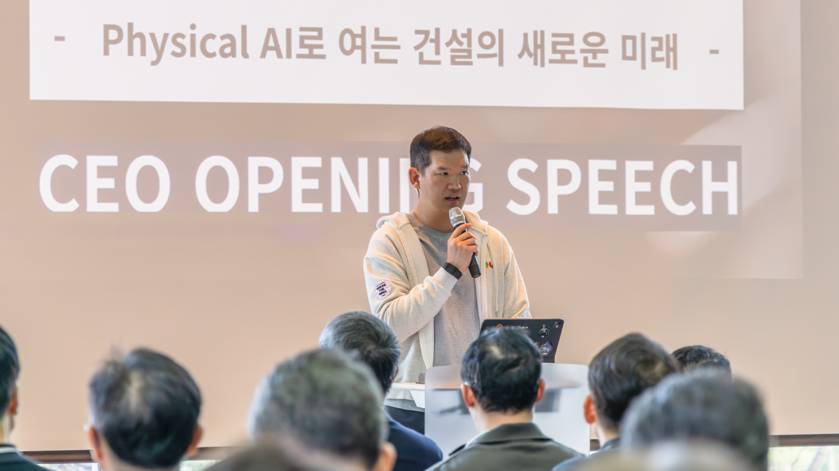▲허윤홍 GS건설 대표가 ‘2026년 임원 워크샵’에서 피지컬AI 도입의 속도와 실행력을 강조하고 있다. (사진제공 GS건설)
