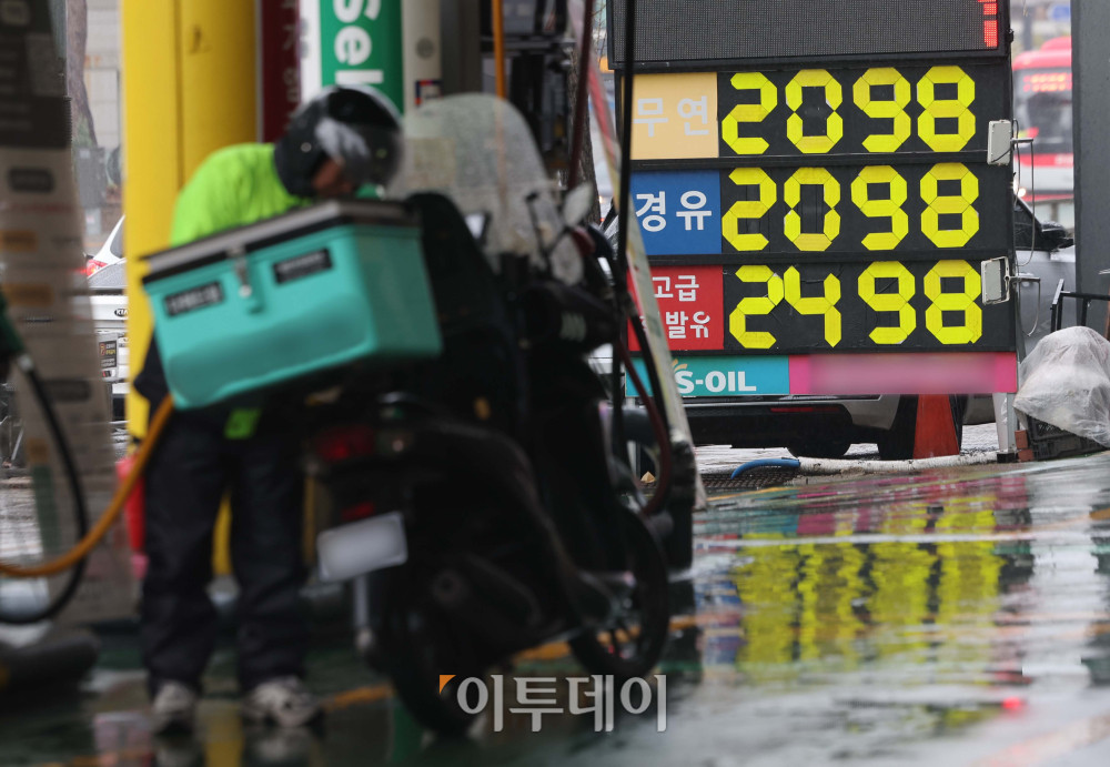 ▲3차 석유 최고가격제 시행을 하루 앞둔 9일 서울 주유소 평균 경유 가격이 휘발유에 이어 2000원을 돌파했다. 유가정보시스템 오피넷에 따르면 정오 기준 서울 지역의 평균 휘발유 가격은 리터당 2019.36원, 경유 가격은 리터당 2002.01원으로 집계됐다. 구윤철 부총리 겸 재정경제부 장관은 10일부터 적용될 3차 석유 최고가격을 오후 7시에 발표할 예정이다. 이날 서울의 한 주유소에서 시민들이 주유를 하고 있다. 김예연 인턴기자 kimye@