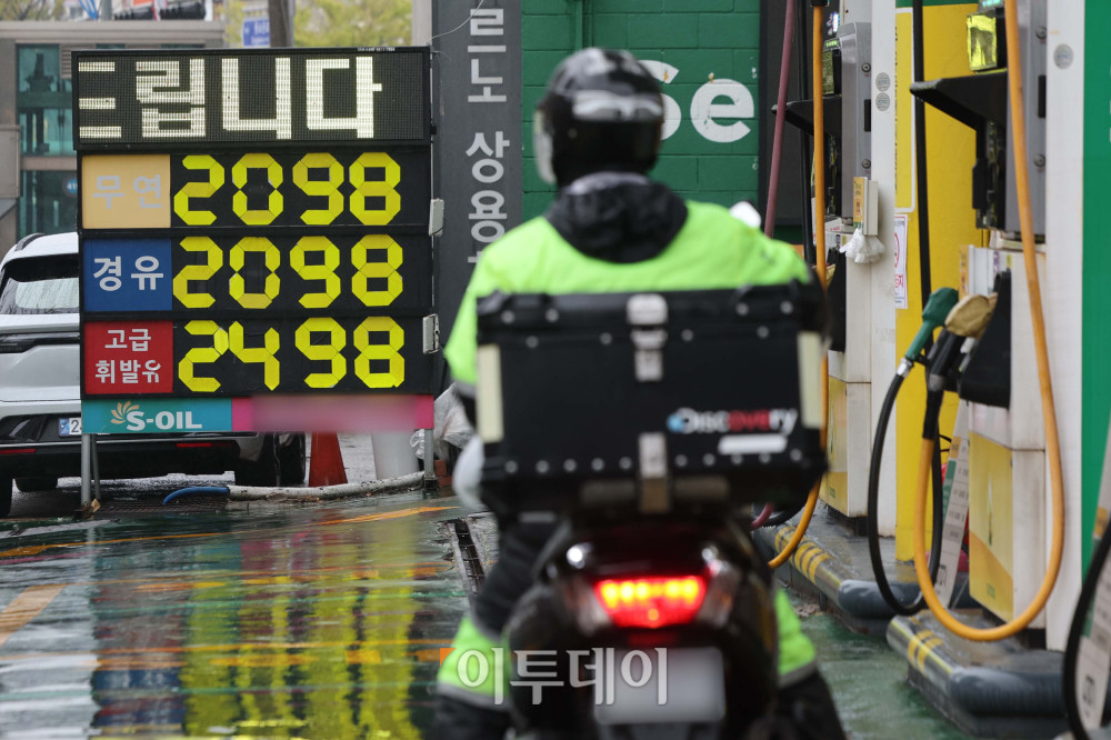 ▲3차 석유 최고가격제 시행을 하루 앞둔 9일 서울 주유소 평균 경유 가격이 휘발유에 이어 2000원을 돌파했다. 유가정보시스템 오피넷에 따르면 정오 기준 서울 지역의 평균 휘발유 가격은 리터당 2019.36원, 경유 가격은 리터당 2002.01원으로 집계됐다. 구윤철 부총리 겸 재정경제부 장관은 10일부터 적용될 3차 석유 최고가격을 오후 7시에 발표할 예정이다. 이날 서울의 한 주유소에서 시민들이 주유를 하고 있다. 김예연 인턴기자 kimye@