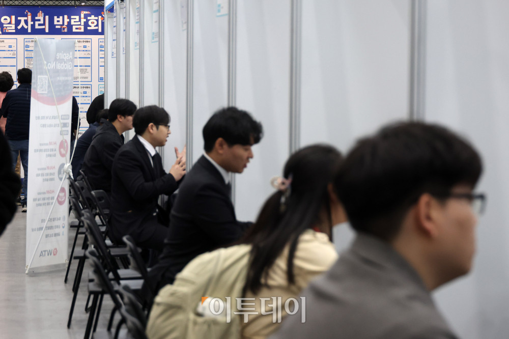▲9일 경기 수원컨벤션센터에서 열린 2026 수원시 일자리박람회에서 구직자들이 채용상담을 받고 있다. 이날 행사에는 지역 핵심 산업인 반도체 업종 기업 13곳을 포함해 특화산업 중심 50개 구인기업이 300여명을 채용할 예정이다. 고이란 기자 photoeran@