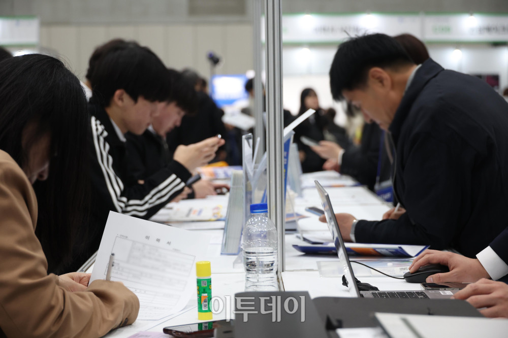 ▲9일 경기 수원컨벤션센터에서 열린 2026 수원시 일자리박람회에서 구직자들이 이력서를 작성하고 있다. 이날 행사에는 지역 핵심 산업인 반도체 업종 기업 13곳을 포함해 특화산업 중심 50개 구인기업이 300여명을 채용할 예정이다. 고이란 기자 photoeran@