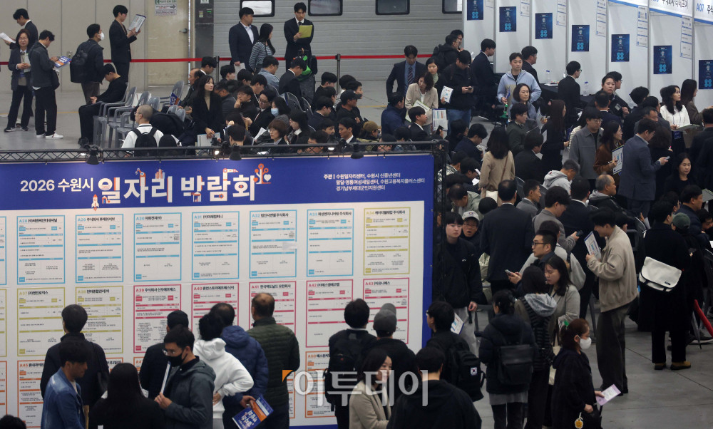 ▲9일 경기 수원컨벤션센터에서 열린 2026 수원시 일자리박람회가 구직자들로 북적이고 있다. 이날 행사에는 지역 핵심 산업인 반도체 업종 기업 13곳을 포함해 특화산업 중심 50개 구인기업이 300여명을 채용할 예정이다. 고이란 기자 photoeran@