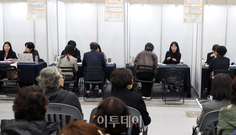 ▲9일 경기 수원컨벤션센터에서 열린 2026 수원시 일자리박람회에서 구직자들이 채용상담을 받고 있다. 이날 행사에는 지역 핵심 산업인 반도체 업종 기업 13곳을 포함해 특화산업 중심 50개 구인기업이 300여명을 채용할 예정이다. 고이란 기자 photoeran@