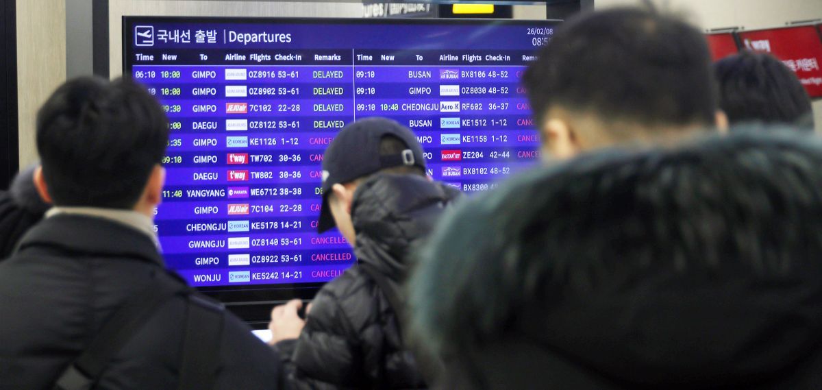 ▲기상 악화로 제주국제공항 운항 안내판에 결항과 지연 상황이 안내되고 있다. (사진제공=연합뉴스)