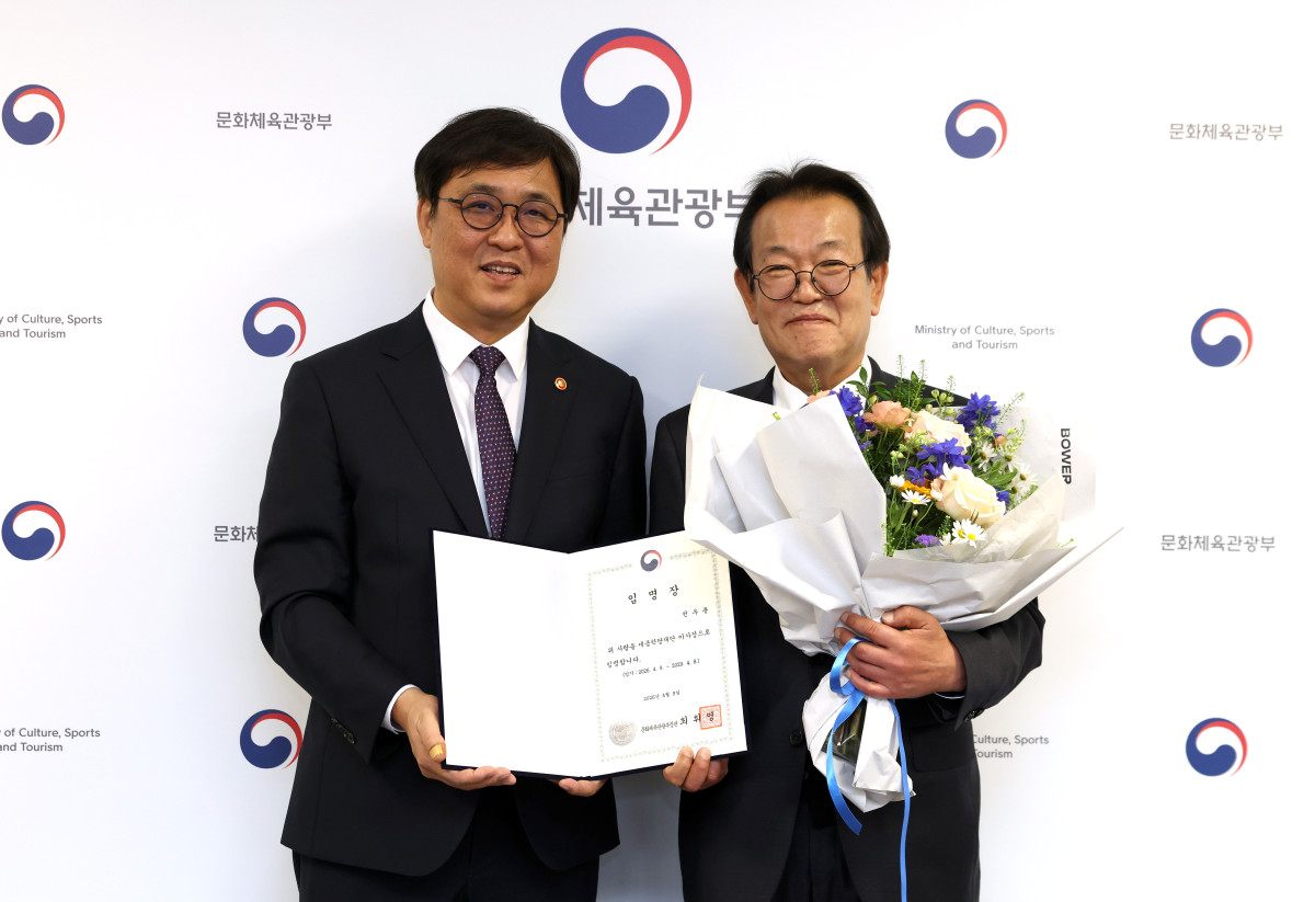▲최휘영 문화체육관광부 장관이 9일 서울 종로구 국립현대미술관 서울관에서 신임 전우용 세종학당재단 이사장에게 임명장을 수여한 뒤 기념촬영을 하고 있다. (사진제공=문체부)