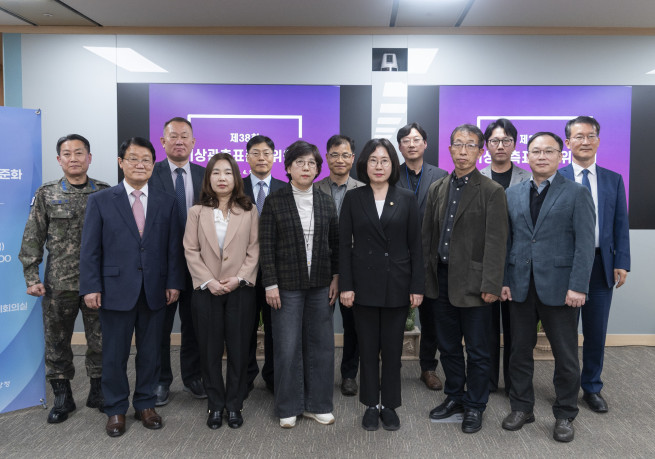 ▲2026년도 국가 기상관측망 구축 및 관리계획 심의 직후 참석자들이 기념촬영을 하고 있다. (사진제공=기상청)