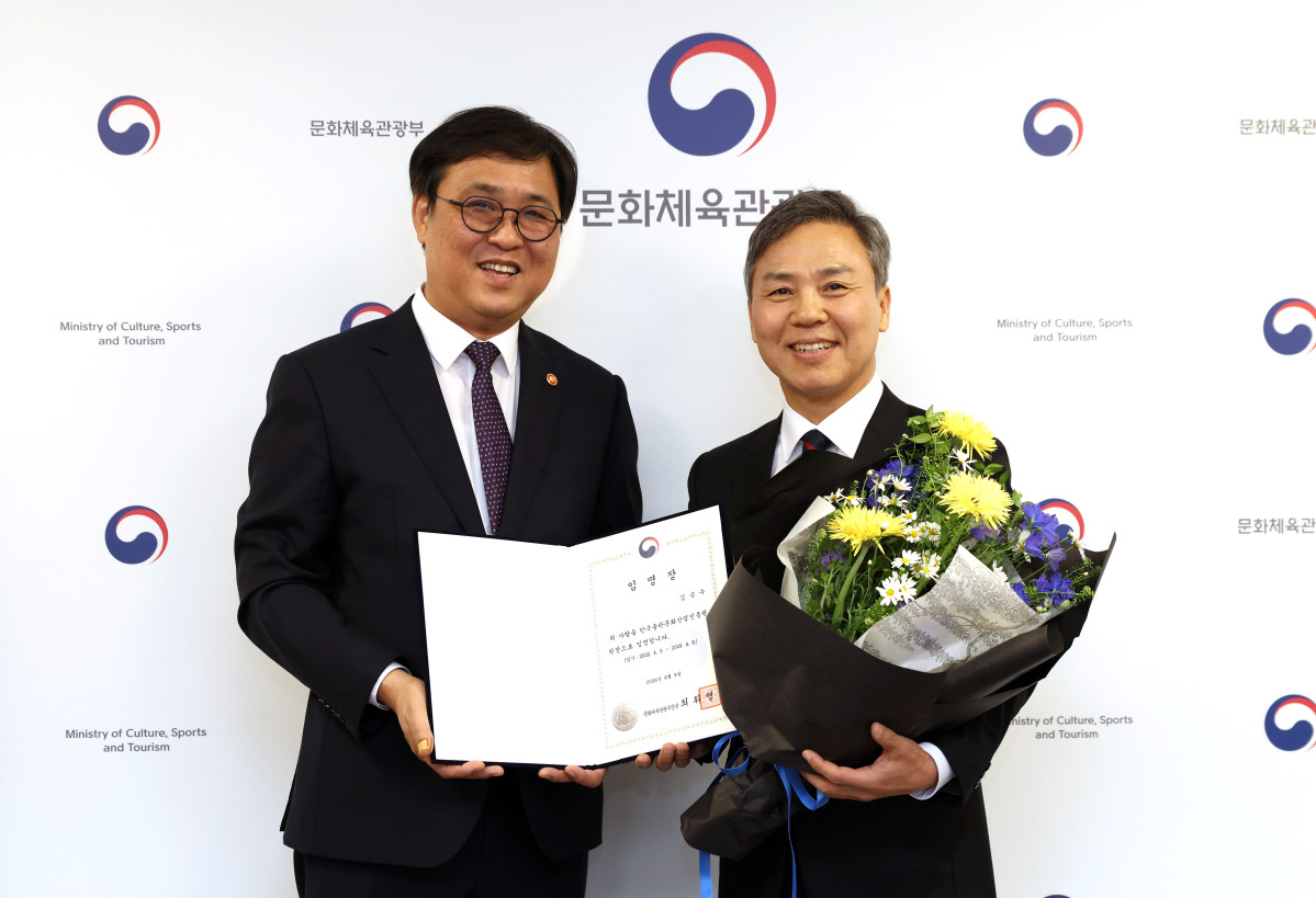 ▲최휘영 문화체육관광부 장관이 9일 서울 종로구 국립현대미술관 서울관에서 신임 김승수 한국출판문화산업진흥원 원장에게 임명장을 수여한 뒤 기념촬영을 하고 있다. (사진제공=문체부)