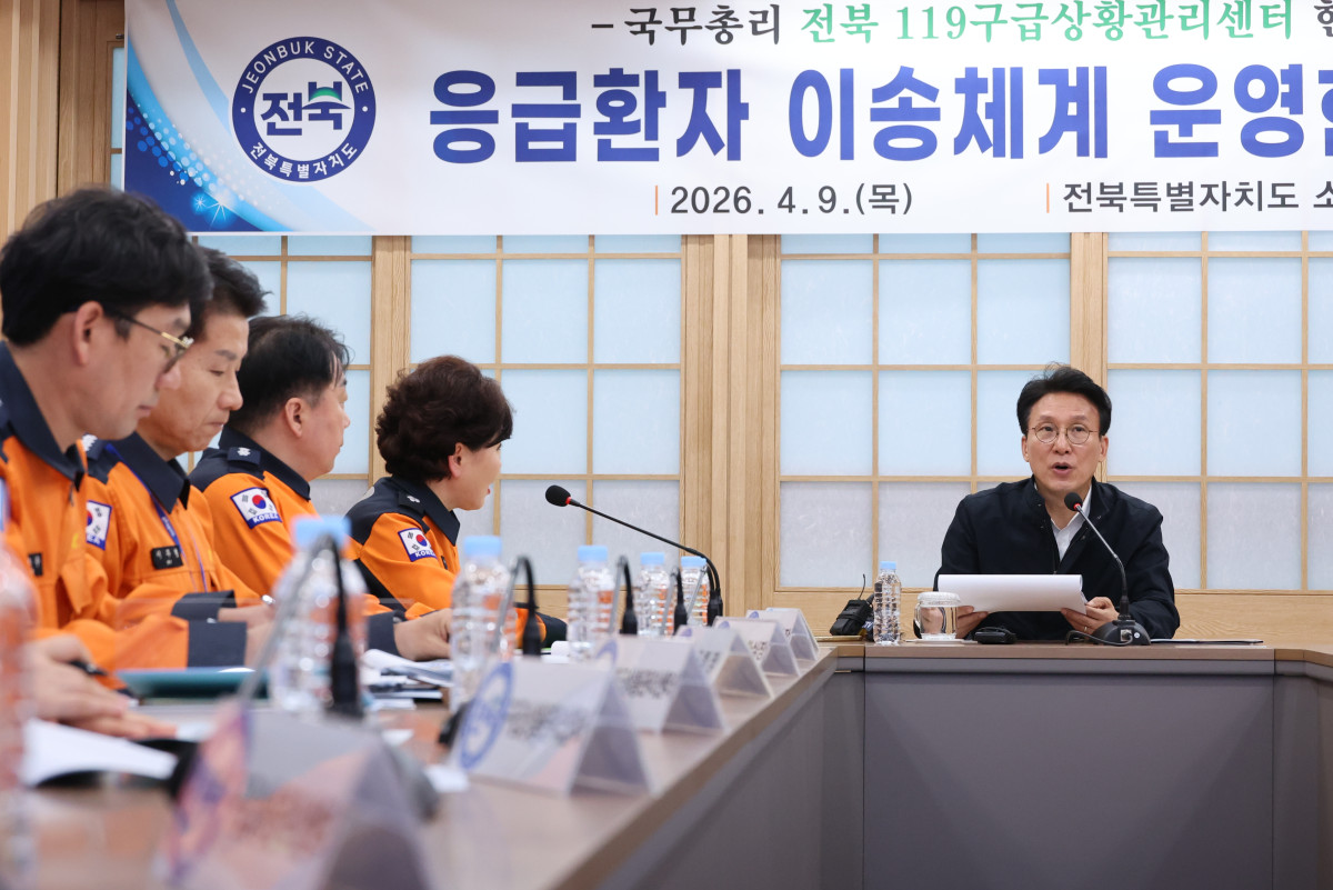▲김민석 국무총리가 9일 전북 전주 119구급상황센터를 방문해 응급환자 이송 상황을 점검하고 있다. (연합뉴스)
