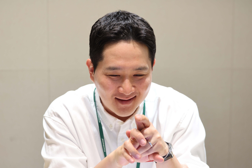 ▲스타벅스 테이스티저니 담당 김충회 파트너가 8일 서울 강남구 센터필드 EAST 회의실에서 이투데이와 인터뷰를 하고 있다. 김예연 인턴기자 kimye@ (이투데이DB)