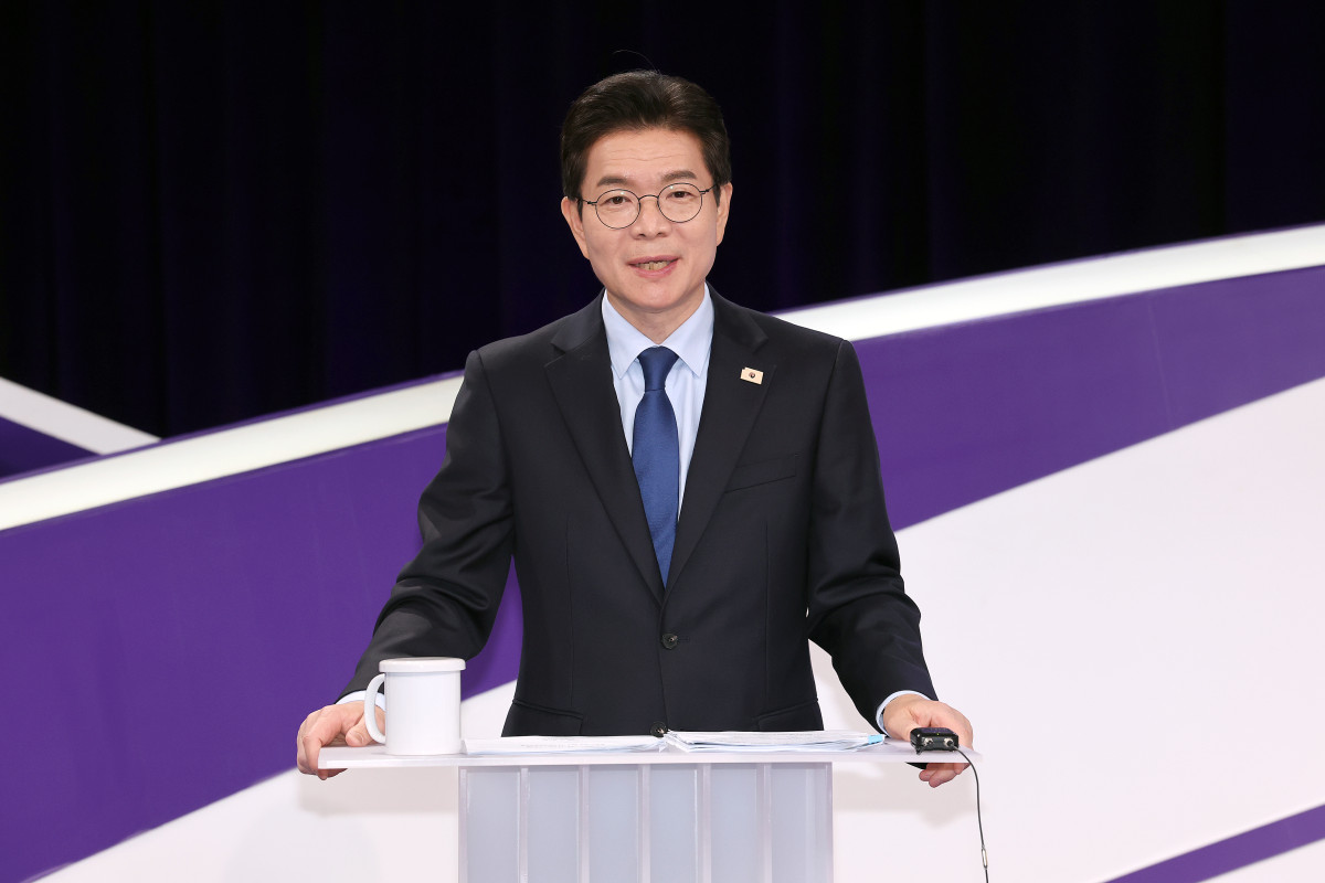 ▲정원오 더불어민주당 서울시장 예비후보가 31일 서울 마포구 상암동 MBC 신사옥에서 열린 더불어민주당 서울시장 후보자 본경선 합동토론회에서 토론 준비를 하고 있다. (사진=뉴시스)