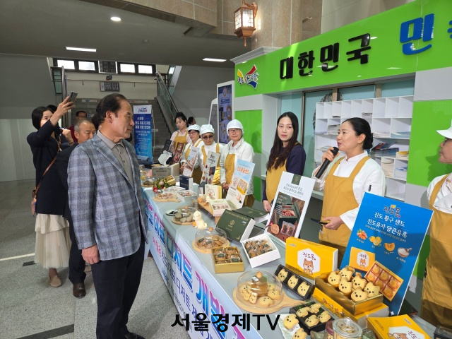 ▲전남 진도군이 'AI 활용 진도 대표 디저트 제품 개발 창업반 성과 전시 및 품평회'를 열고 교육 성과를 공유하고 있다. (사진제공=진도군)