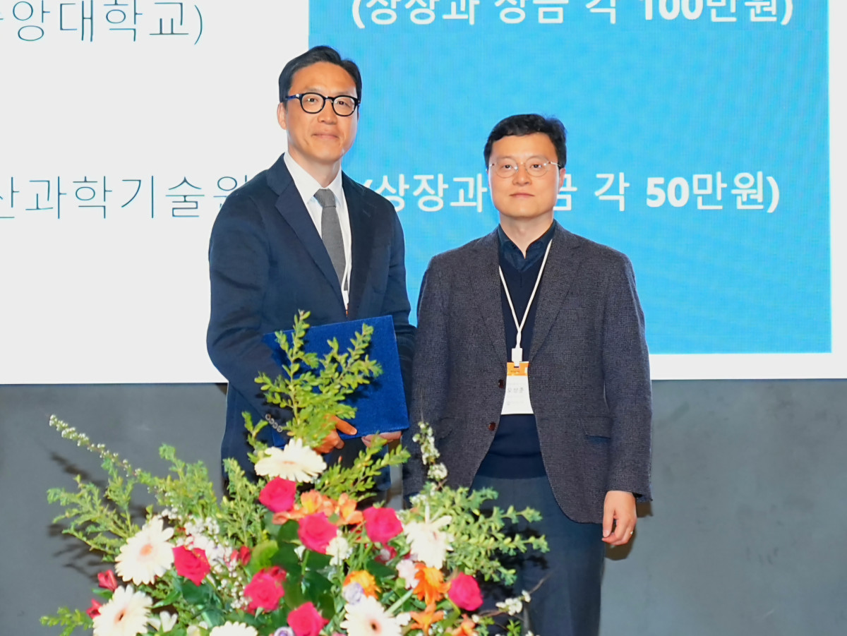 ▲한화토탈에너지스 오상준 연구소장(왼쪽)이 9일 대전컨벤션터에서 열린 2026년도 한국고분자학회 춘계총회 및 학술대회에서 한화고분자학술상 수상자로 선정된 박철민 연세대학교 신소재공학과 교수에게 상패와 연구지원금을 전달하고 있다. (사진제공=한화토탈에너지스)