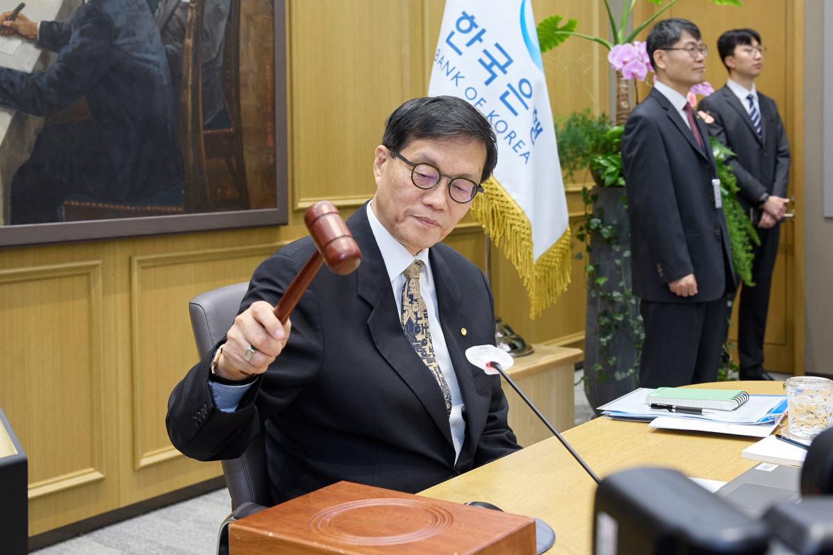 ▲이창용 한국은행 총재가 10일 서울 중구 한국은행 본관에서 열린 금융통화위원회 본회의에서 의사봉을 두드리고 있다. (사진제공=한국은행)