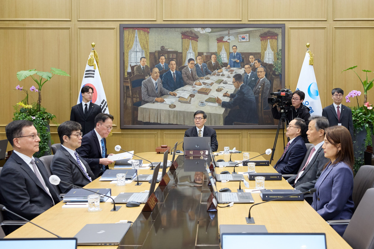 ▲10일 서울 중구 한국은행 본관에서 열린 금융통화위원회 본회의에서 이창용 총재를 비롯한 금통위원들이 착석해 있다. (사진제공=한국은행)