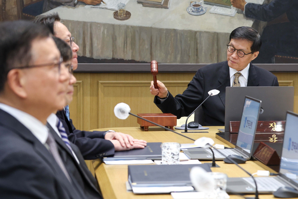 ▲이창용 한국은행 총재가 10일 서울 중구 한국은행 본관에서 열린 금융통화위원회 본회의에서 의사봉을 두드리고 있다. 사진공동취재단