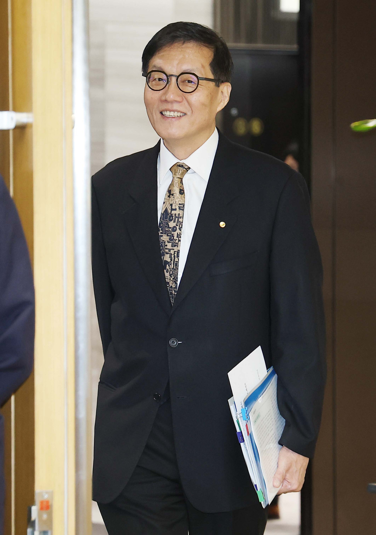 ▲이창용 한국은행 총재가 10일 서울 중구 한국은행 본관에서 열린 금융통화위원회 본회의에 참석하고 있다. 사진공동취재단