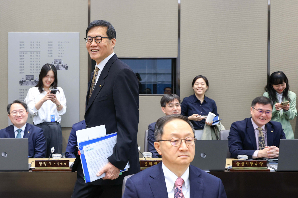 ▲이창용 한국은행 총재가 10일 서울 중구 한국은행 본관에서 열린 금융통화위원회 본회의에 참석하며 환하게 웃고 있다. 사진공동취재단