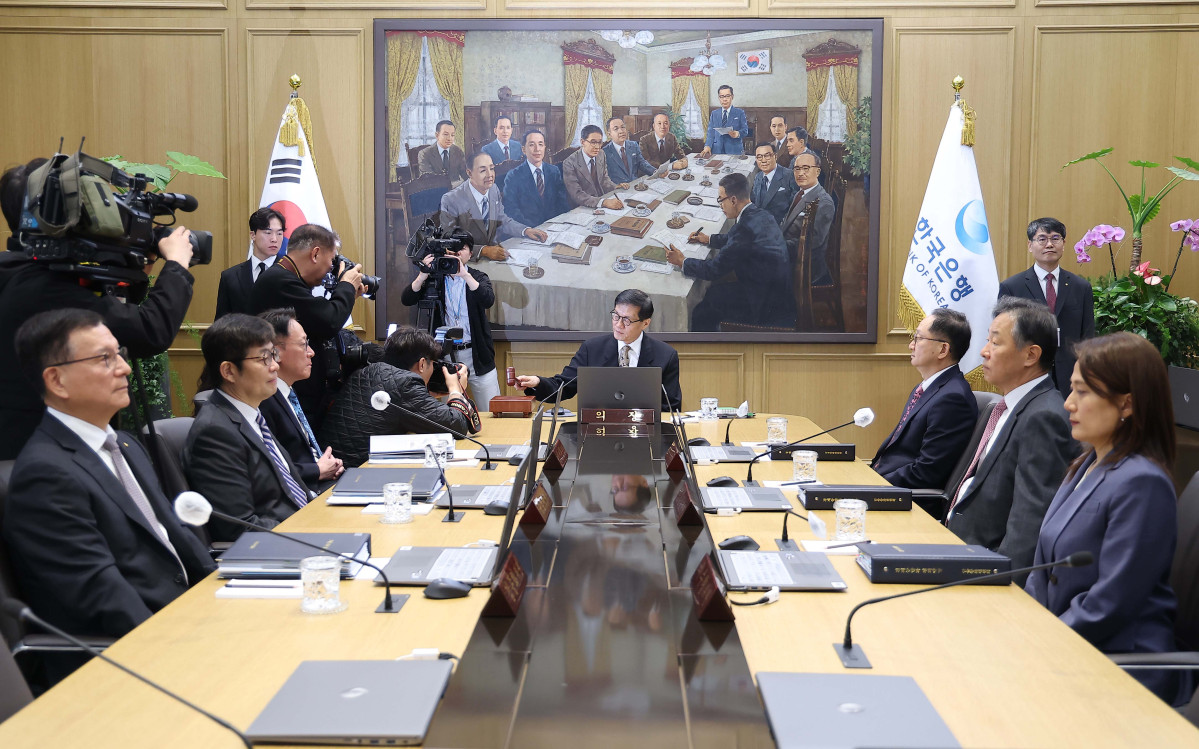 ▲이창용 한국은행 총재가 10일 서울 중구 한국은행 본관에서 열린 금융통화위원회 본회의에서 의사봉을 두드리고 있다. 사진공동취재단