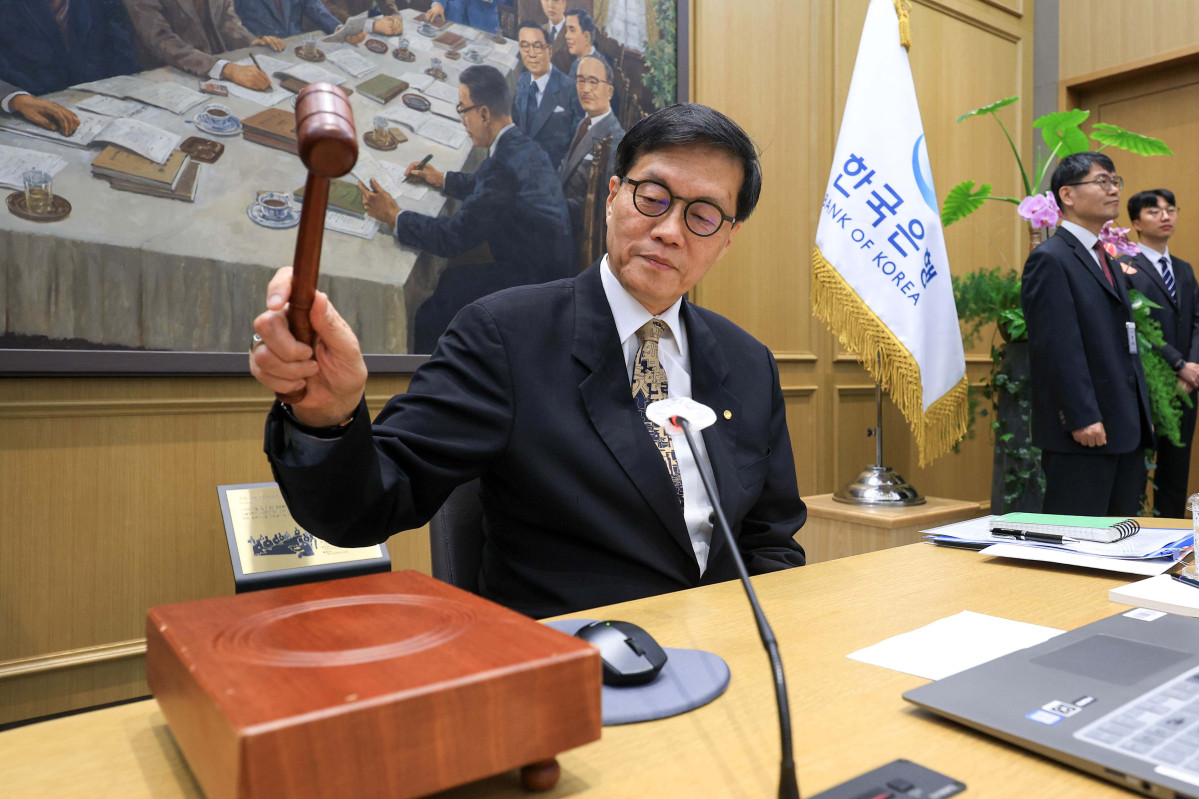 ▲이창용 한국은행 총재가 10일 서울 중구 한국은행 본관에서 열린 금융통화위원회 본회의에서 의사봉을 두드리고 있다. 사진공동취재단