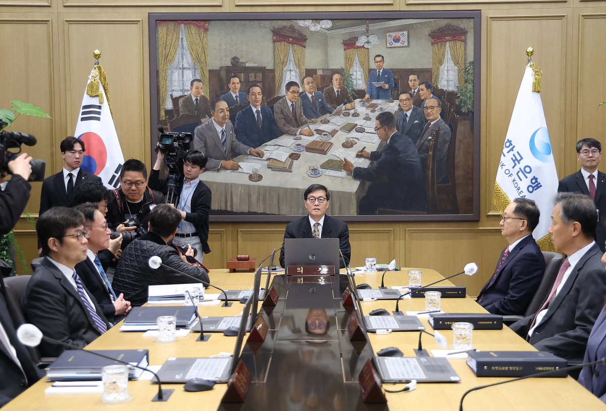 ▲이창용 한국은행 총재가 10일 서울 중구 한국은행 본관에서 열린 금융통화위원회 본회의에서 회의를 주재 하고 있다. 사진공동취재단