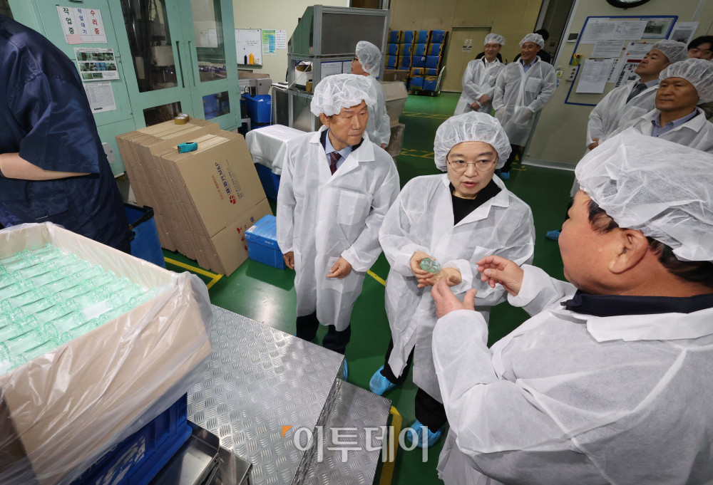 ▲10일 한성숙 중소벤처기업부 장관이 경기 부천시 플라스틱 사출 전문 기업 신광엠앤피를 방문해 생산시설을 둘러 보고 있다. 이날 방문 점검은 중동전쟁으로 인해 원료 수급 불안에 대한 부담을 겪고 있는 상황에서 현장의 의견을 반영한 정책 대응을 모색하기 위해 진행됐다. 중기부는 '신속한 회복 지원'과 '체질 개선'을 병행하는 전략을 추진할 계획이다. 김예연 인턴기자 kimye@
