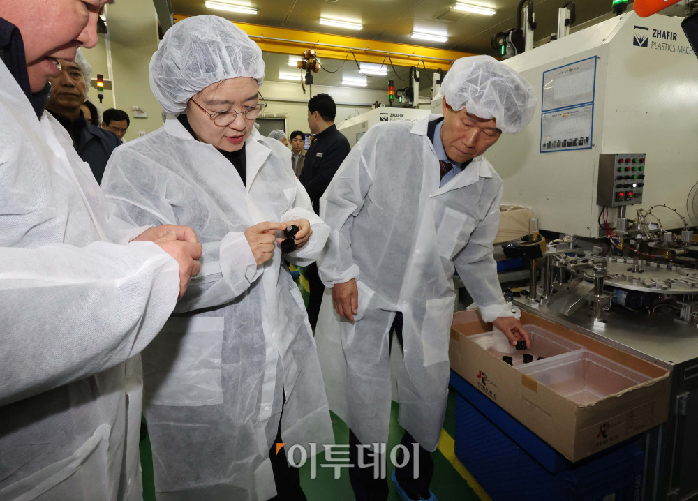 ▲10일 한성숙 중소벤처기업부 장관이 경기 부천시 플라스틱 사출 전문 기업 신광엠앤피를 방문해 생산시설을 둘러 보고 있다. 이날 방문 점검은 중동전쟁으로 인해 원료 수급 불안에 대한 부담을 겪고 있는 상황에서 현장의 의견을 반영한 정책 대응을 모색하기 위해 진행됐다. 중기부는 '신속한 회복 지원'과 '체질 개선'을 병행하는 전략을 추진할 계획이다. 김예연 인턴기자 kimye@