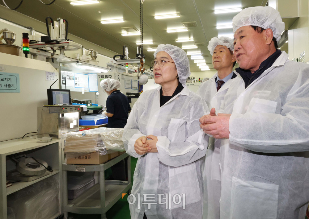 ▲10일 한성숙 중소벤처기업부 장관이 경기 부천시 플라스틱 사출 전문 기업 신광엠앤피를 방문해 생산시설을 둘러 보고 있다. 이날 방문 점검은 중동전쟁으로 인해 원료 수급 불안에 대한 부담을 겪고 있는 상황에서 현장의 의견을 반영한 정책 대응을 모색하기 위해 진행됐다. 중기부는 '신속한 회복 지원'과 '체질 개선'을 병행하는 전략을 추진할 계획이다. 김예연 인턴기자 kimye@