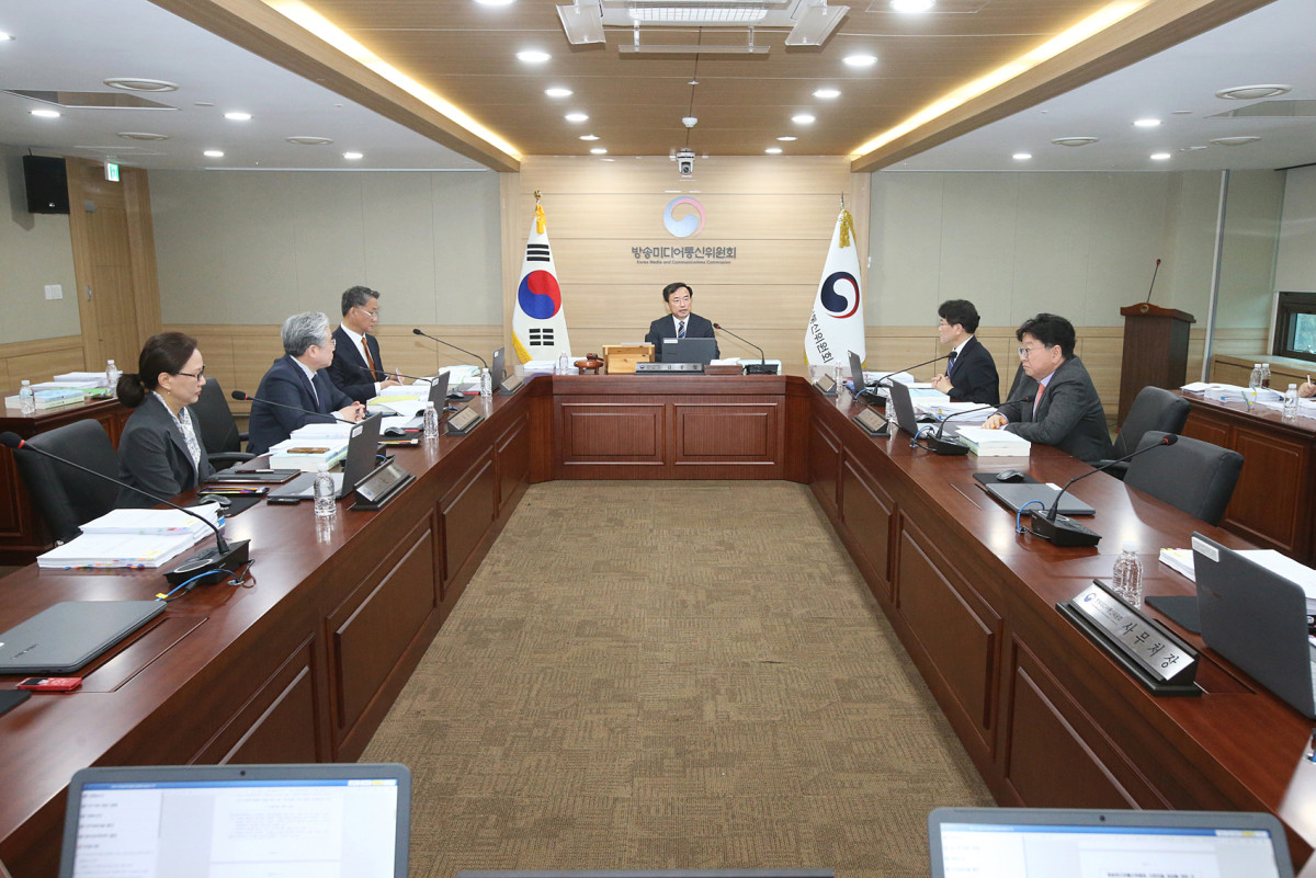 ▲김종철 방송미디어통신위원회 위원장(가운데)이 10일 정부과천청사에서 2026년 제1차전체회의를 진행하고있다. (사진제공=방송미디어통신위원회)