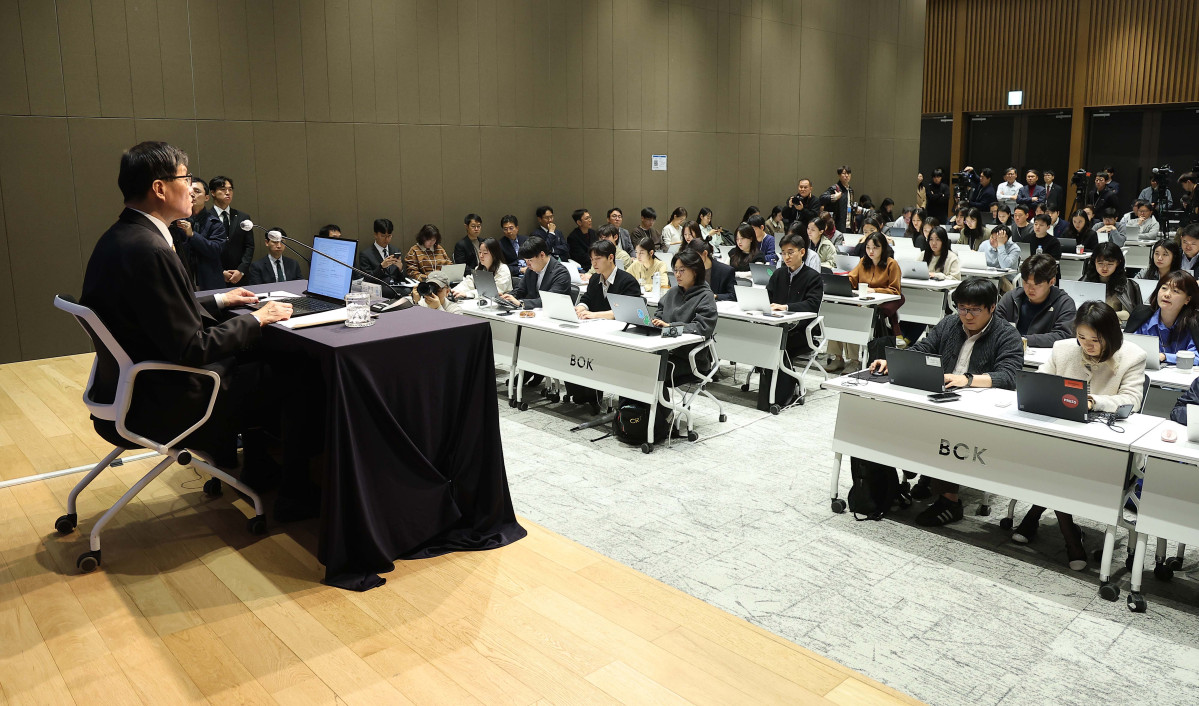 ▲이창용 한국은행 총재가 10일 서울 중구 한국은행에서 열린 통화정책방향 기자간담회에서 취재진 질문에 답하고 있다. 사진공동취재단