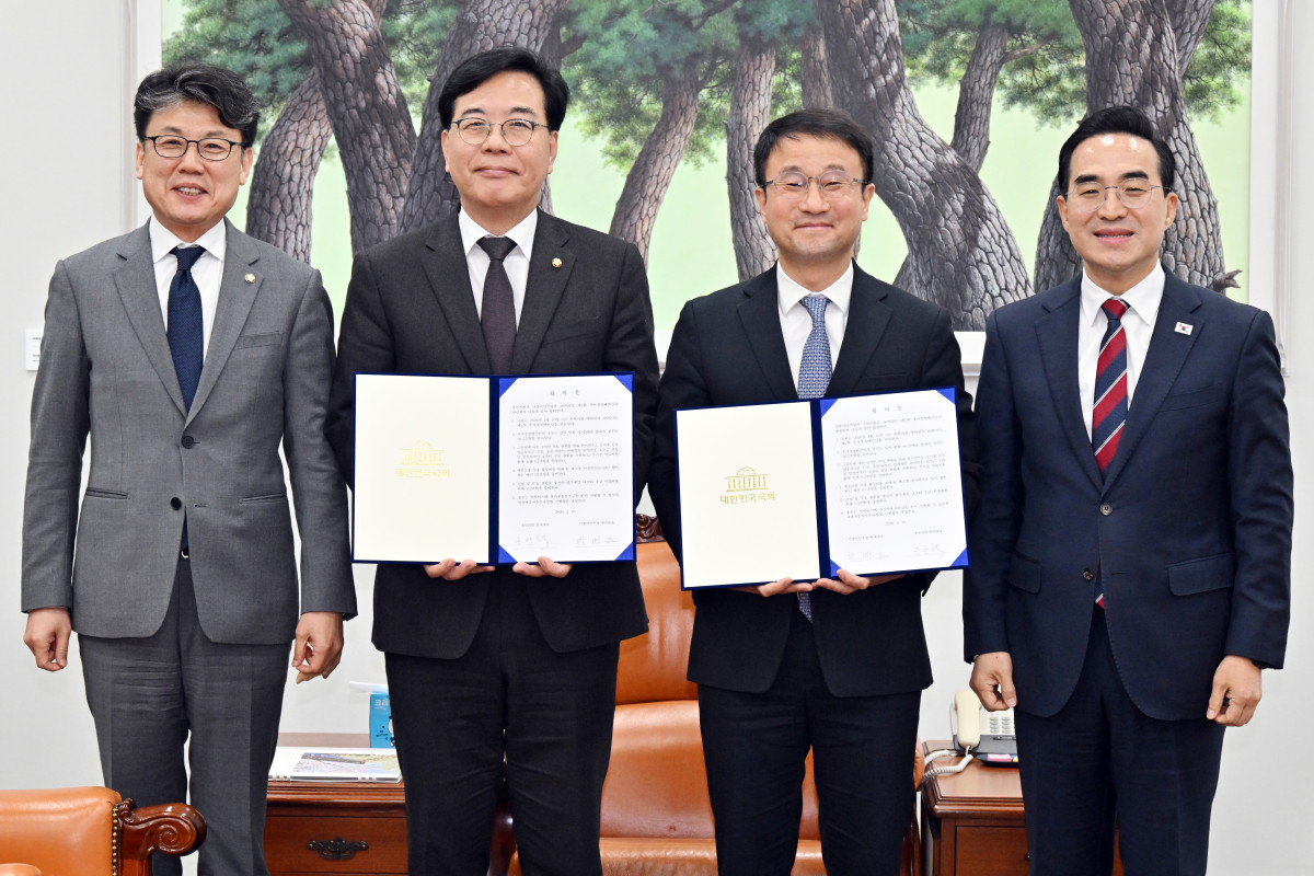▲더불어민주당 한병도 원내대표와 국민의힘 송언석 원내대표가 10일 국회에서 2026년도 제1회 추가경정예산안 합의문에 서명한 뒤 기념사진을 찍고 있다. 왼쪽부터 진성준 예결위원장, 송 원내대표, 한 원내대표, 박홍근 기획예산처 장관. (연합뉴스)