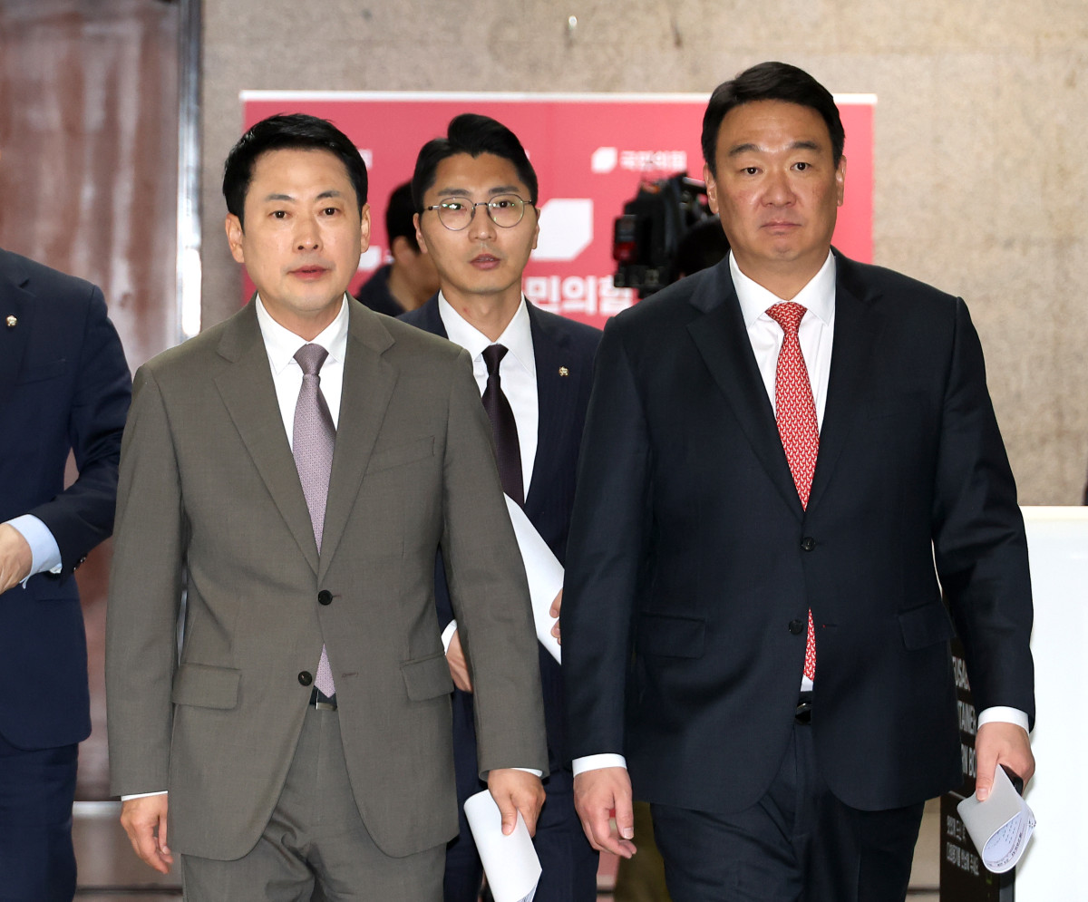 ▲국민의힘 장동혁 대표가 10일 국회에서 열린 긴급최고위원회의에 참석하기 위해 정희용 사무총장과 함께 입장하고 있다. (연합뉴스)