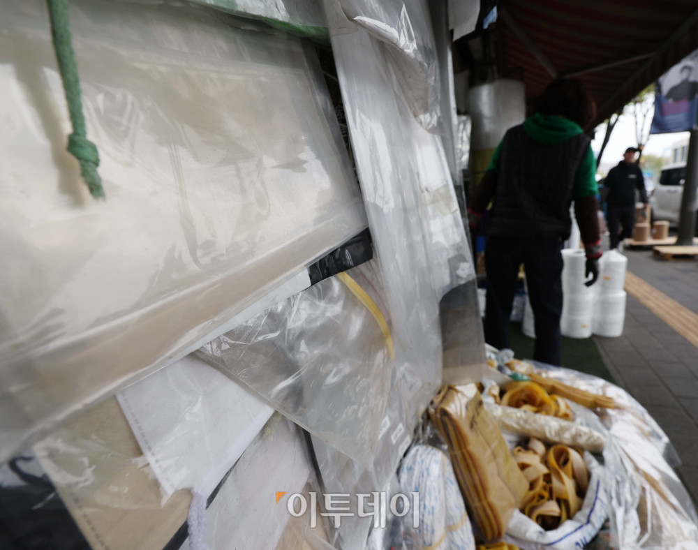▲10일 서울 중구 방산시장 인근 비닐 가게 앞에 비닐 제품이 놓여있다. 중동발 원유 수급 불안이 장기화되면서 비닐과 필름 등 주요 포장재 대란 우려가 확산되고 있다. 라면과 과자, 음료, 냉동식품 등 상당수 가공식품은 비닐•필름 같은 포장재 없이는 출하가 어려워 지난 9일 한국식품산업협회 등 13개 관련 단체는 공동 건의서를 내고 정부 지원을 요청하기도 했다. 김예연 인턴기자 kimye@